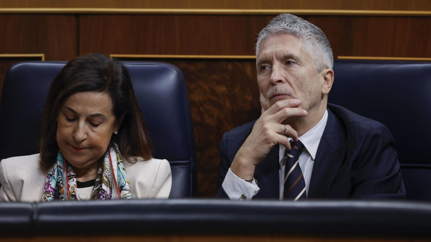 Los ministros Fernando Grande Marlaska (d) y Margarita Robles (i)