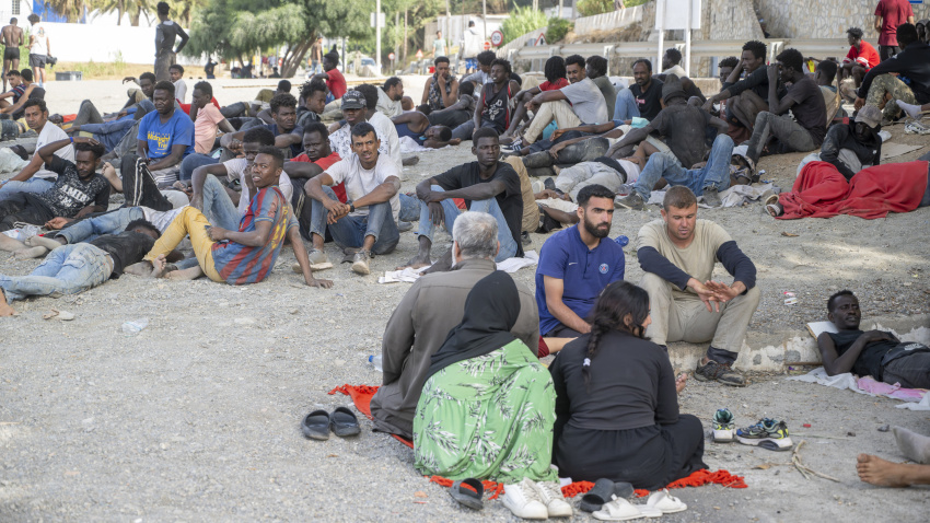 (Foto de ARCHIVO)Varios migrantes, a 1 de agosto de 2026, en Ceuta (España). Tras la crisis migratoria desatada el pasado jueves 30 de julio, el flujo de personas cruzando a nado desde Marruecos a Ceuta ha finalmente cesado durante la mañana de este sábado. El movimiento se ha invertido y ahora solo se registra el regreso hacia Marruecos de quienes habían cruzado a nado el espigón del Tarajal, aunque también quedan bastantes personas dispersadas por la ciudad.Marcos Moreno / Europa Press01 AGOSTO 2026;MIGRANTES;CRISIS MIGRATORIA;INVASIÓN;ESPIGÓN;FRONTERA;MARRUECOS;01/8/2026