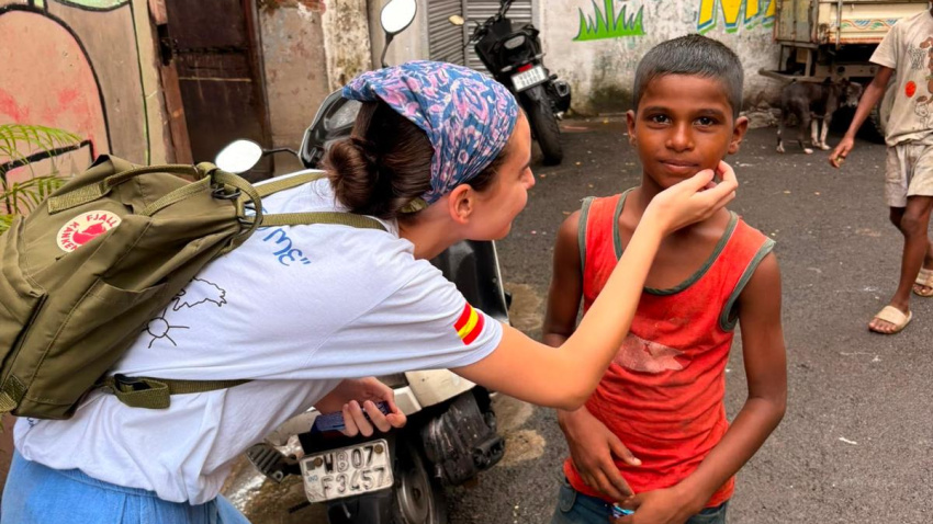 Paula del Barco, durante su voluntariado en Calcuta, en la casa para enfermos y moribundos fundada por Santa Teresa de Calcuta