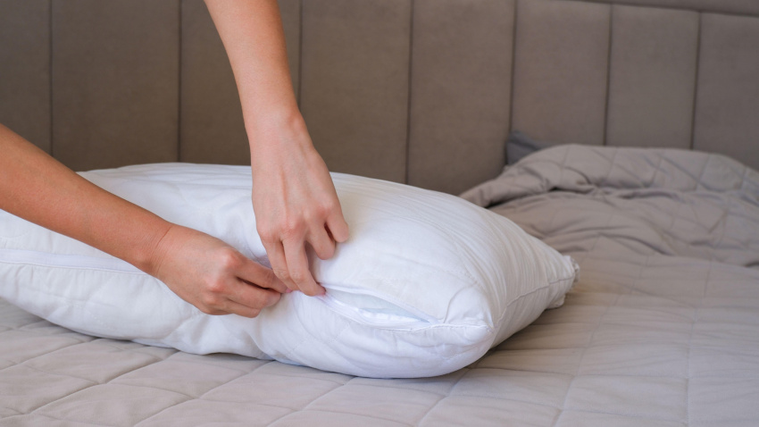 Imagen de recurso de una mujer quitando la funda de la almohada