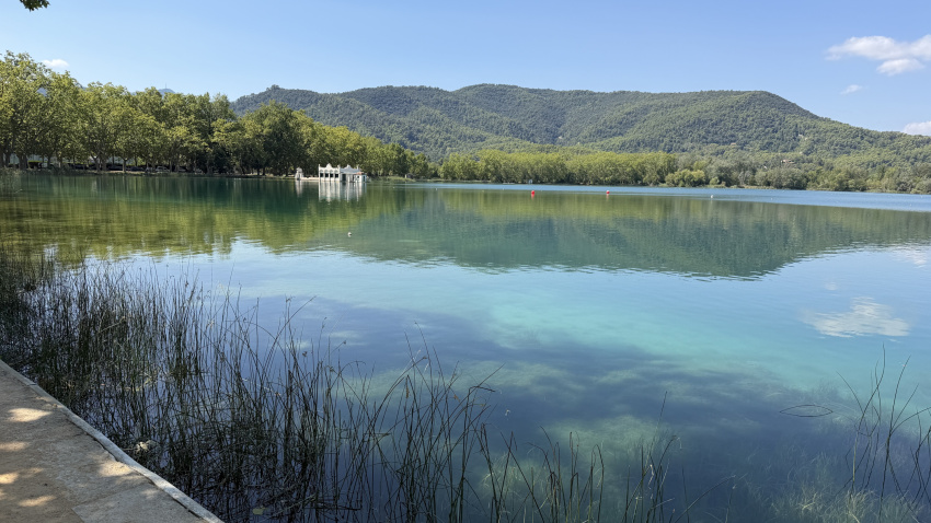 El lago de Banyoles con una de las pesqueras al fondo