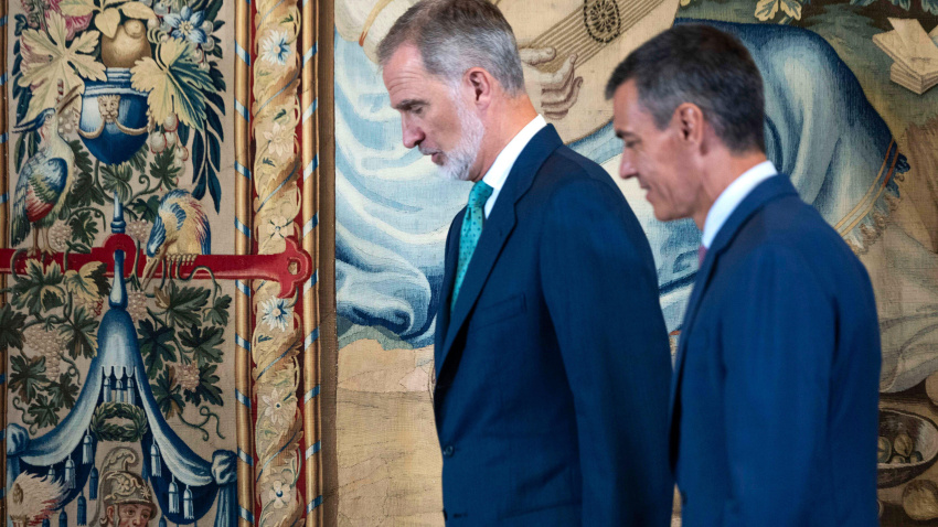 El rey Felipe VI de España y Pedro Sánchez en la reunión del presidente del Gobierno español con el rey en el Palacio Real de La Almudaina, Palma de Mallorca.