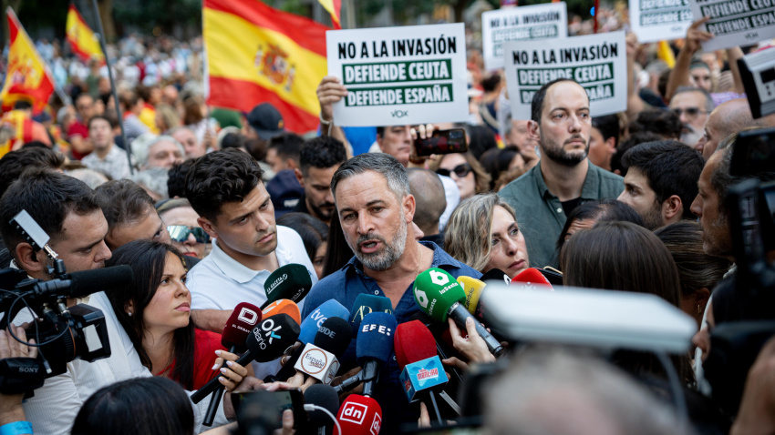 El presidente de Vox, Santiago Abascal , interviene durante una concentración en solidaridad con Ceuta, a 2 de septiembre de 2026, en Madrid (España). Coincidiendo con el Día de Ceuta, más de 260 municipios españoles han sido convocados para mostrar su apoyo al pueblo ceutí ante la crisis migratoria provocada por la entrada de más de 70.000 migrantes por la frontera con Marruecos. Las movilizaciones responden a la iniciativa 'Por Ceuta', respaldada por la Federación Española de Municipios y Provincias.Gabriel Luengas / Europa Press02 SEPTIEMBRE 2026;DÍA DE CEUTA;MANIFESTACIÓN;CONCENTRACIÓN;MIGRANTES;INMIGRANTES;FEMP;APOYO;SOLIDARIDAD;CRISIS MIGRATORIA;CRISIS HUMANITARIA;02/9/2026