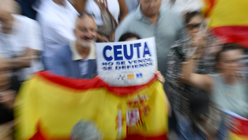 Asistentes a la manifestación con motivo del Día de Ceuta en Oviedo, convocada este miércoles ante todos los ayuntamientos de España