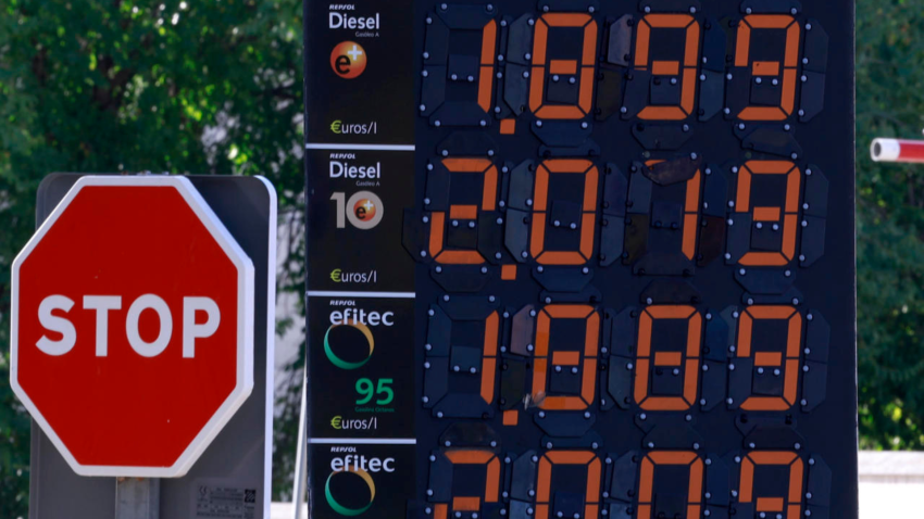 Precios del carburante en una gasolinera en Madrid