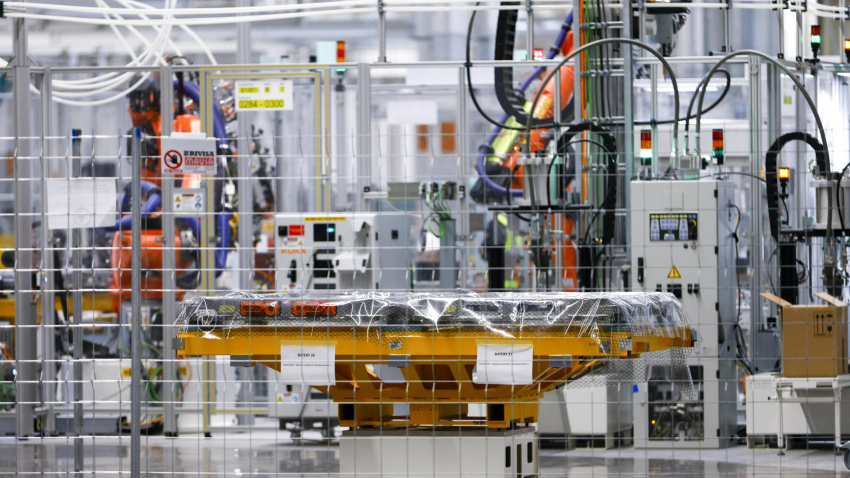 Aspecto de la linea de ensamblaje de baterías de la fabrica Seat, en Martorell