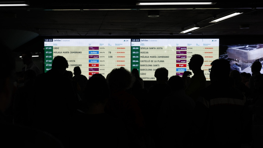Un viajero afectado observa la pantalla de información en la Estación de Tren de Atocha tras verse afectado el servicio de alta velocidad por un robo de cable en cuatro puntos de la provincia de Toledo, lo que afectó al menos a 10.700 viajeros y 30 trenes