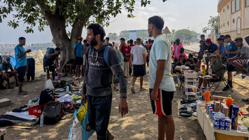 Un migrante que se dedica a vender artículos en puestos ambulantes que se han levantado en la playa de El Trampolín de Ceuta