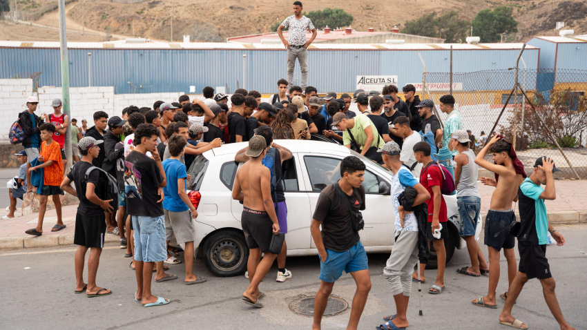 Los migrantes viven y duermen en espacios públicos de Ceuta más de un mes después de que decenas de miles de personas cruzaran a este enclave español desde el vecino Marruecos a finales de julio.