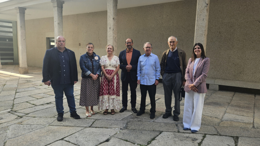 Foto de grupo na presentación do dicionario bilingüe