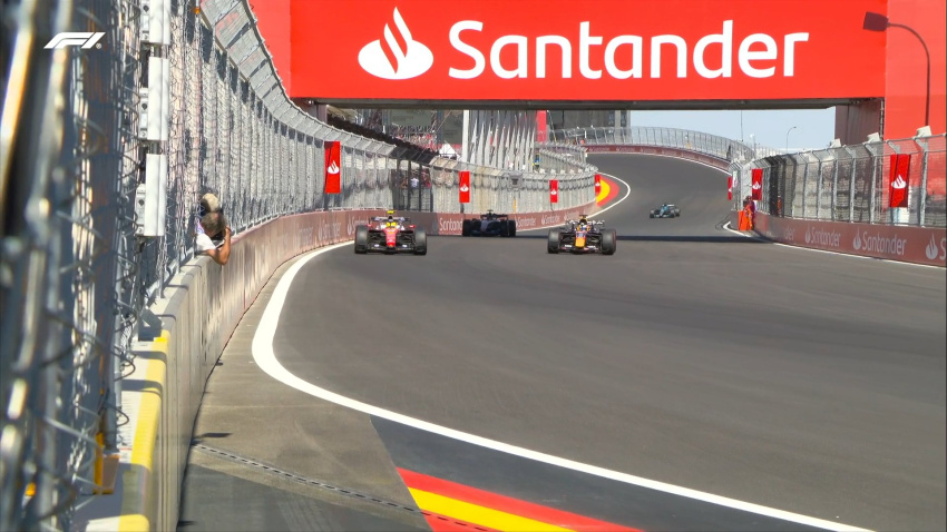 Verstappen ha tenido que dejar pasar a Antonelli y Verstappen y ha caido a la 4ª posición momentánea.