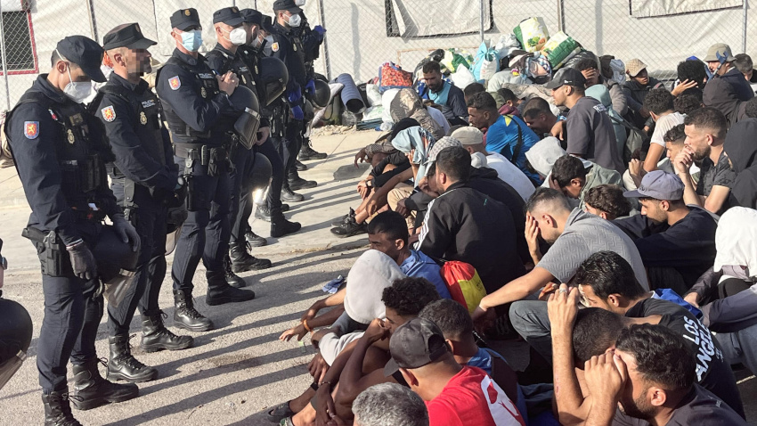 La Policía Nacional trasladando a cientos de migrantes que permanecían durmiendo en la calle a una nueva ubicación formada por varias carpas con la intención de evitar que continúen durmiendo a la intemperie