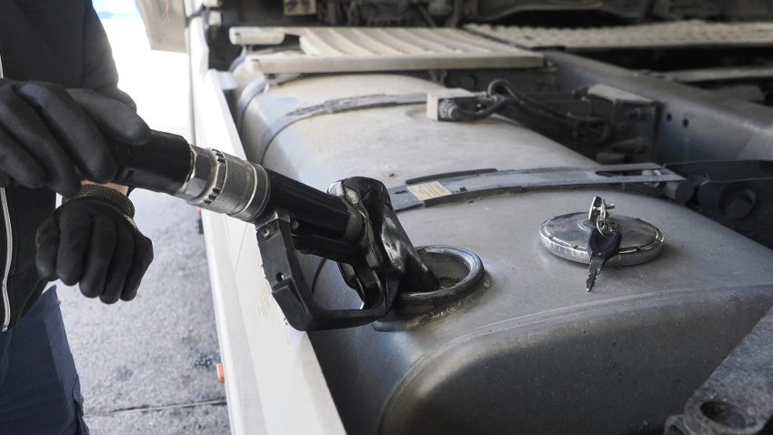 Un hombre reposta en una gasolinera de Lugo
