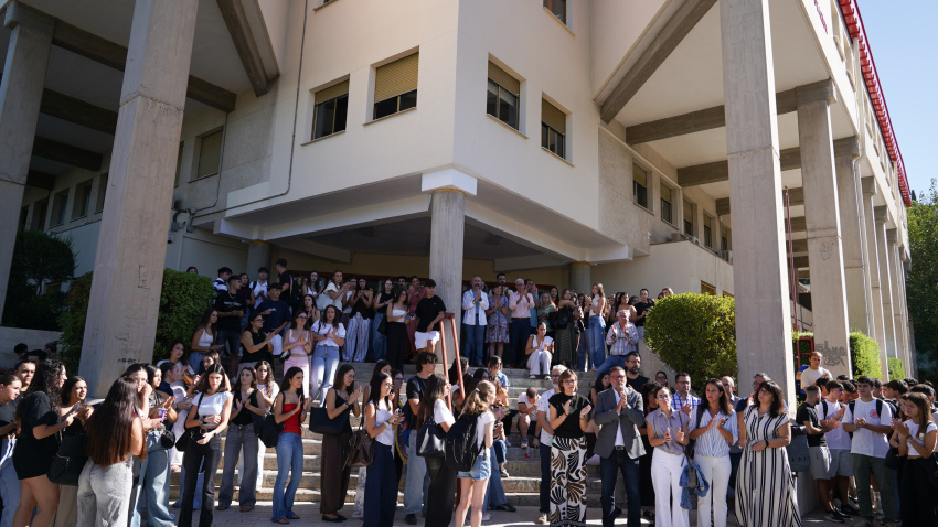 Participantes en el minuto de silencio convocado por la Universidad de Granada en memoria de la estudiante Claudia Tacoronte Aguilera, asesinada en México