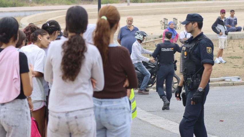 Traslado de mujeres que estaban alojadas en el polideportivo de la barriada del Príncipe Alonso para ser reubicadas en una nave del polígono del Tarajal de Ceuta