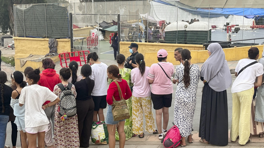 Traslado de mujeres que estaban alojadas en el polideportivo de la barriada del Príncipe Alonso para ser reubicadas en una nave del polígono del Tarajal de Ceuta