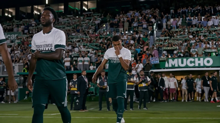 Vinicius y Mbappé con las camisetas de Ceuta a medio poner en Elche