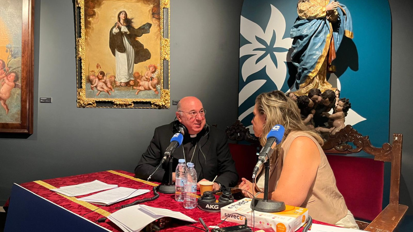 Cristina López Schlichting, junto a Francisco Jesús Orozco, obispo de Guadix, durante la emisión de "Fin de Semana" de COPE, este sábado 20 de septiembre de 2026 desde Guadix (Granada)