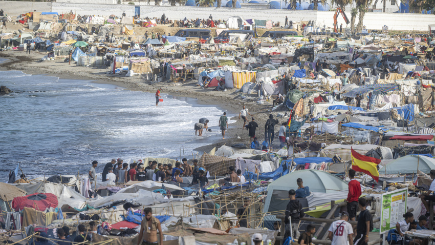 Migrantes en chabolas, en la playa de Trampolín, a 19 de septiembre de 2026, en Ceuta (España).