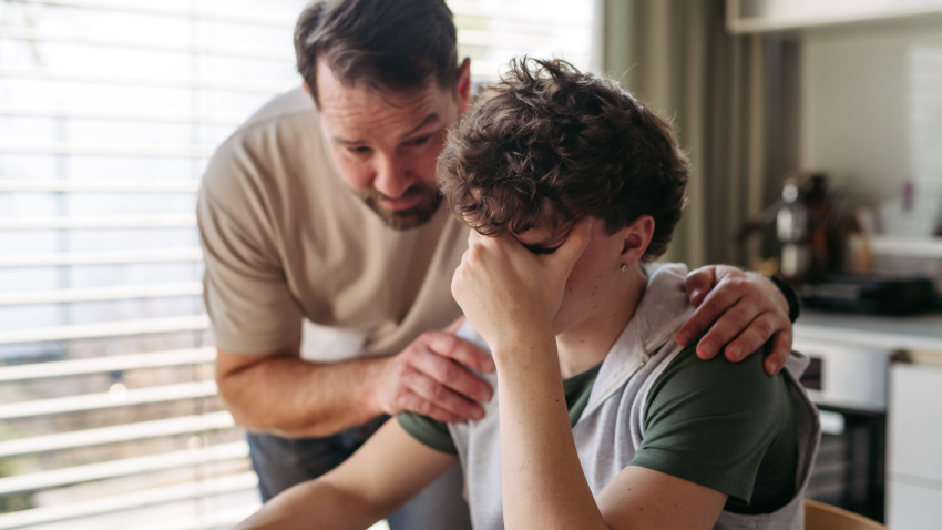 Imagen de recurso de un padre con su hijo adolescente