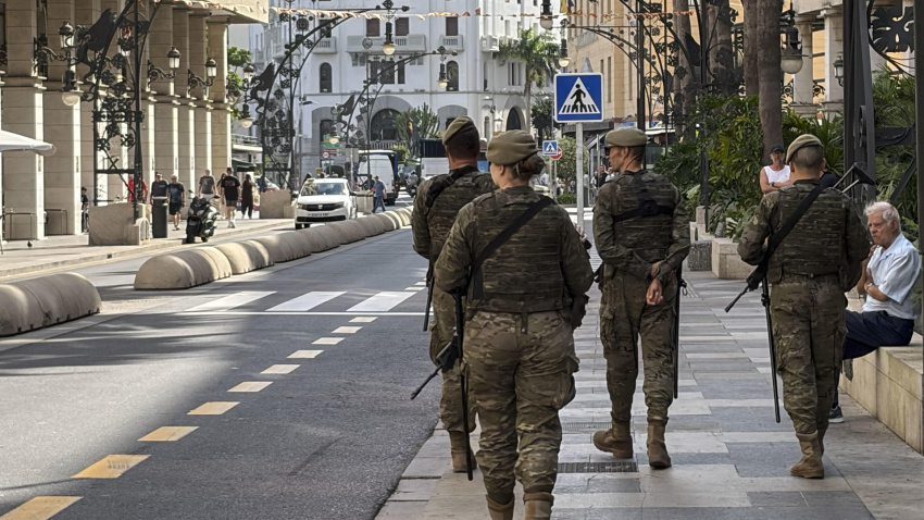 Militares desplegados en pleno centro de la ciudad autónoma de Ceuta este martes, un día antes de las elecciones legislativas en Marruecos este miércoles