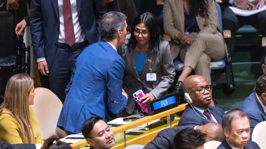 La presidenta interina de Venezuela, Delcy Rodríguez, saluda a Pedro Sánchez durante la 81.ª Asamblea General de las Naciones Unidas en la sede de la ONU en Nueva York.