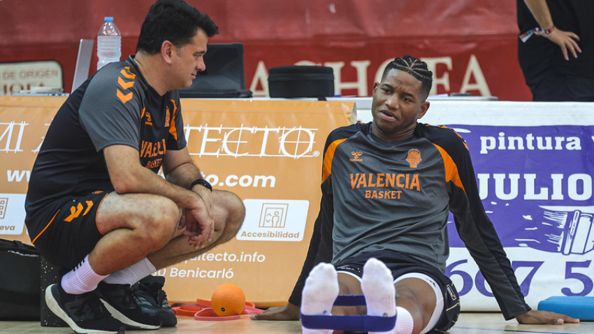 Israel González, ayudante de Xavi Albert, habla con Jasiel Rivero antes de un partido de pretemporada