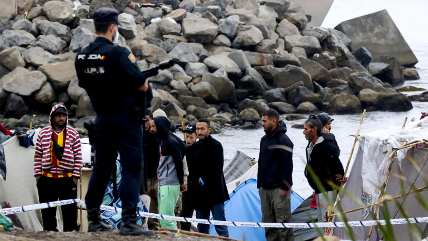 Migrantes en el asentamiento próximo a la planta desalinizadora de Ceuta