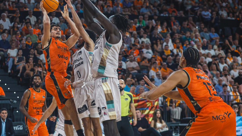 Cárdenas lanza a canasta en el Roig Arena