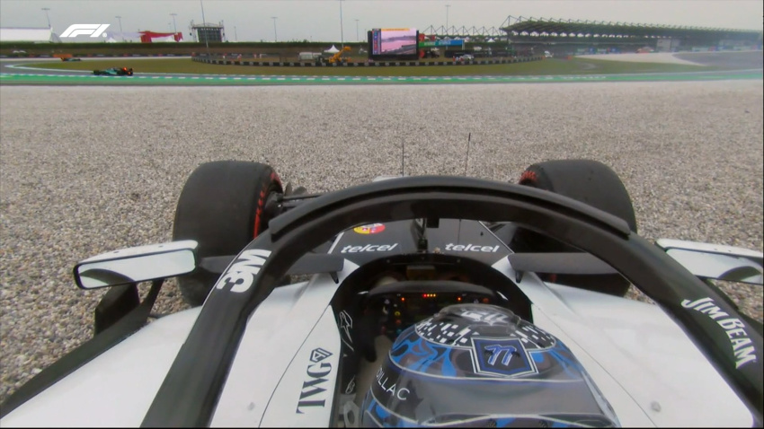 El Cadillac de Bottas se quedó atrapado en la grava y hubo que sacar el coche de seguridad.