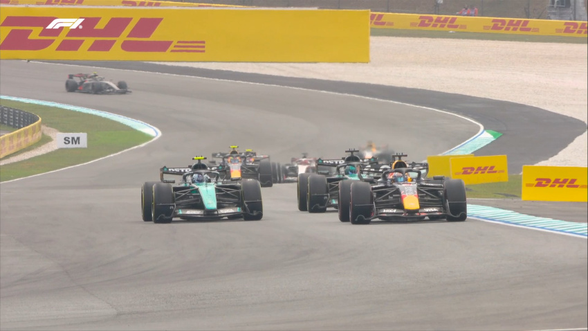 Max Verstappen adelanta a Antonelli en la resalida y vuelve a liderar la carrera en Sepang.