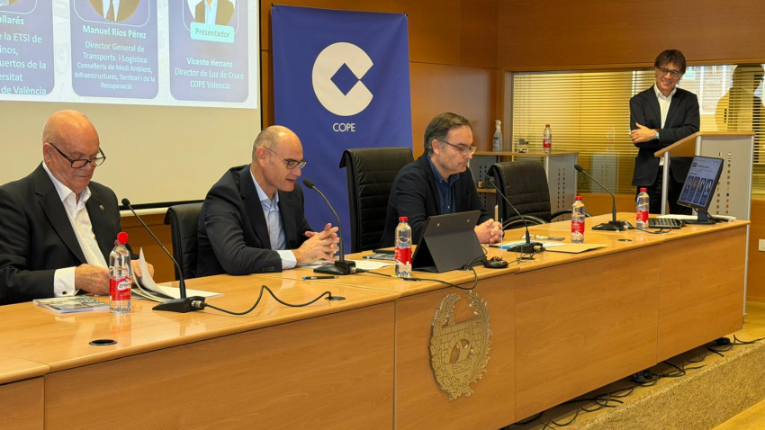 Vicente Herranz, a la derecha, director del programa 'Luz de Cruce'