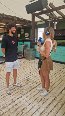 Jorge Avilés, gerente de la carpa Habanera y LocaMaría hablando con COPE Albacete