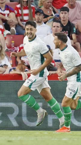 Los jugadores del Huesca celebran uno de los goles ante el Granada.