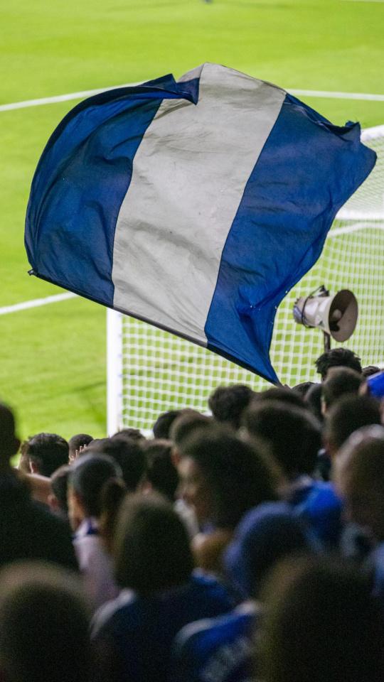 Bandera del Real Oviedo en el Carlos Tartiere.