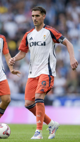 Dani Calvo con el brazalete del Real Oviedo.