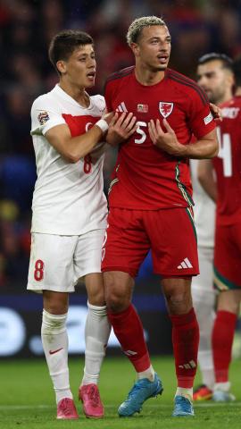 Arda Guler defendido por un jugador de Gales durante el partido de Turquía.