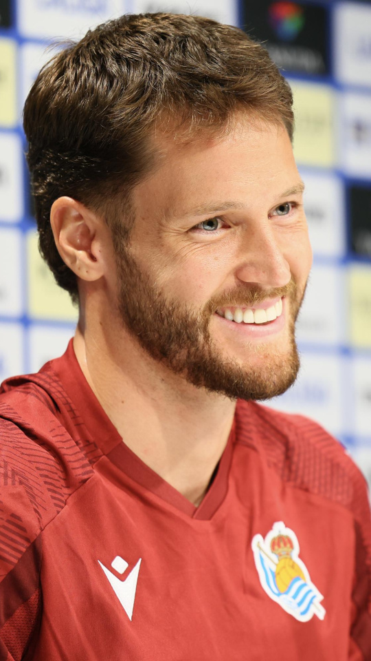 Alex Remiro sonriente en sala de prensa