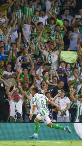 Vitor Roque celebra el 2-0 del Betis contra el Leganés.
