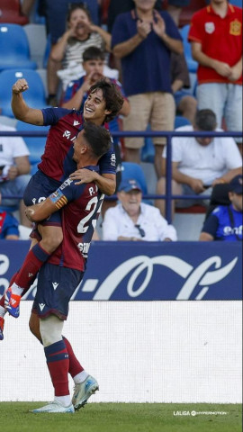 Pablo Martínez y Carlos celebran el 3-1 del Levante UD