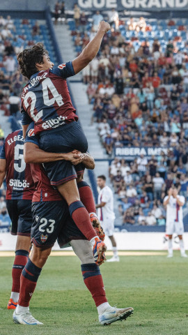 Carlos Álvarez, en una posición que recuerda a una icónica imagen de Maradona