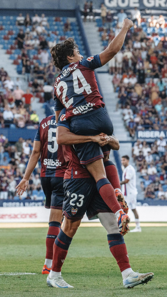 Carlos Álvarez, en una posición que recuerda a una icónica imagen de Maradona