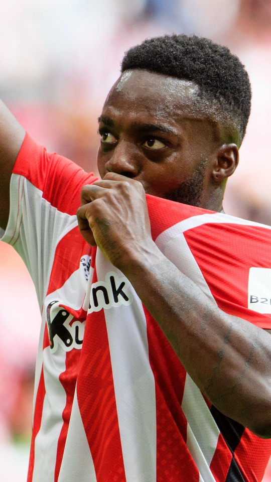 El delantero del Athletic celebra el primero de sus goles al Espanyol.