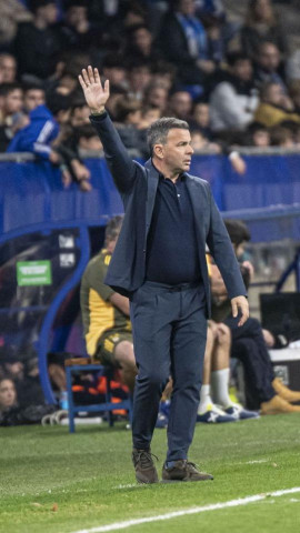 Javi Calleja da indicaciones en el Oviedo - Huesca