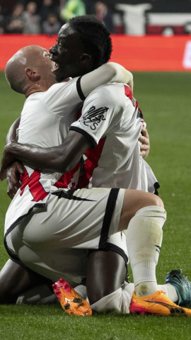 Mumin celebra con Isi el 2-0 del Rayo contra el Real Madrid.