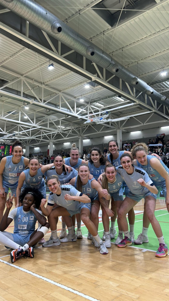 Las jugadores del Celta Femxa Zorka celebran la victoria en el derbi gallego