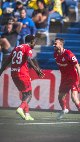 Borja Mayoral y Coba celebran el gol