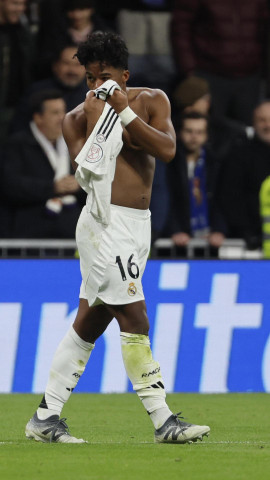Endrick celebra uno de sus goles contra el Celta besando la camiseta del Real Madrid
