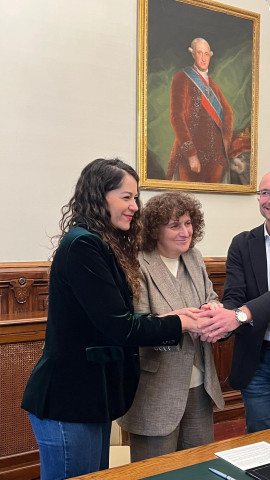 Gonzalo Muíños posa sonriente con Goretti Sanmartín y María Rozas tras firmar el pacto presupuestario