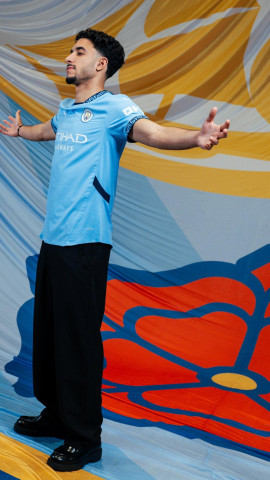 Omar Marmoush posando con su nueva camiesta